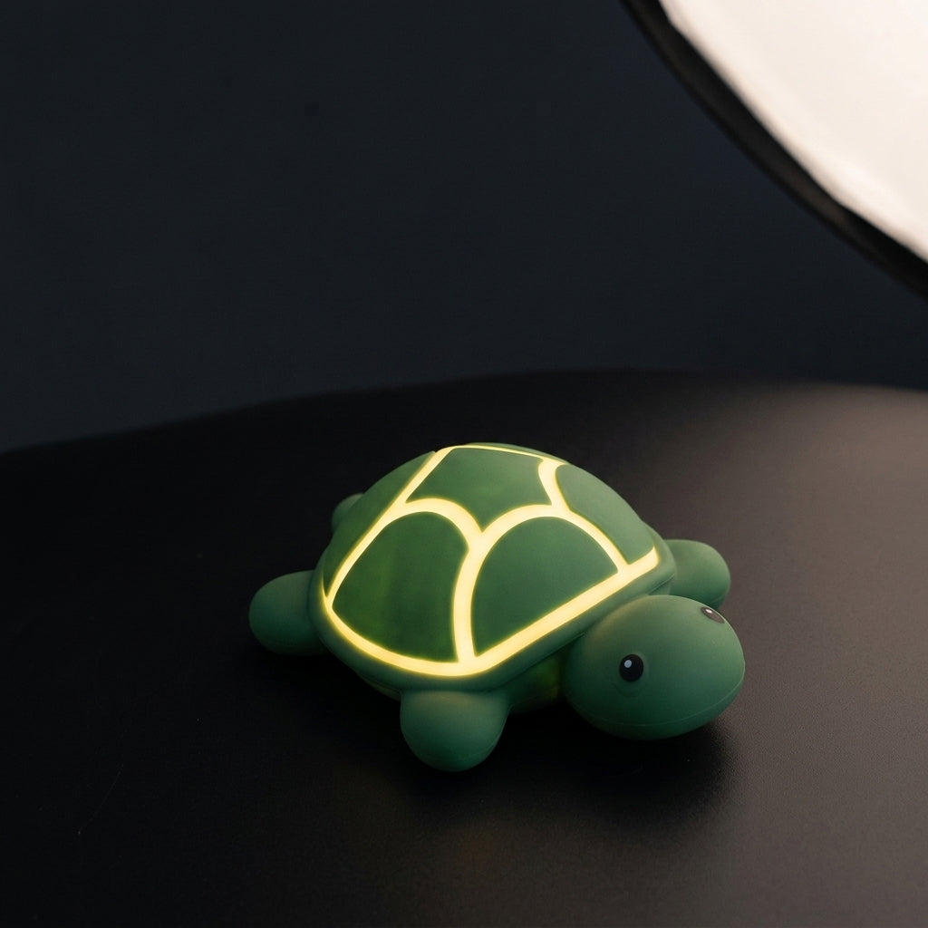 Veilleuse tortue bébé LED silicone — vue produit fond noir | LUNARIA