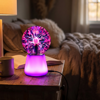 Lunaria Boule Plasma Tactile 7 Couleurs - boule plasma en situation dans une chambre - ambiance énergie électrique