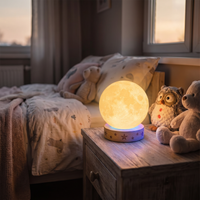 Lunaria Lampe Lune Tactile Pile Enfant Veilleuse - lampe lune 3D en situation dans une chambre - ambiance lunaire